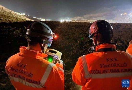 2月13日，救援人員在土耳其東部埃爾津詹省伊利奇區(qū)礦難現(xiàn)場工作。新華社發(fā)（穆斯塔法·卡亞攝）