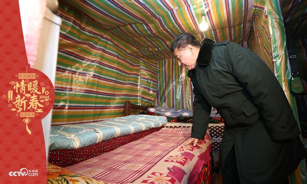 2018年2月11日，習(xí)近平總書記在四川三河村貧困戶吉好也求家中看望。