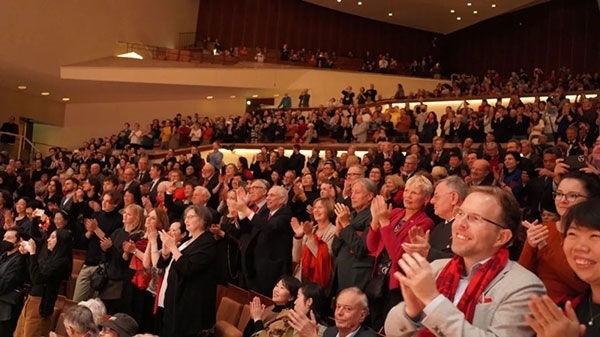中德觀眾觀看中央民族樂團(tuán)“”天地永樂·中國節(jié)“”音樂會(huì)。中國駐德國大使館供圖