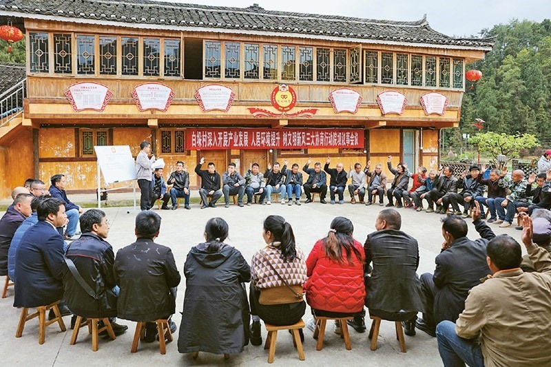 圖為2023年4月6日，貴州省黔東南苗族侗族自治州施秉縣白垛鄉(xiāng)白垛村村民在討論產(chǎn)業(yè)發(fā)展、人居環(huán)境提升、鄉(xiāng)村文明建設(shè)相關(guān)事宜。 人民圖片 磨桂賓/攝