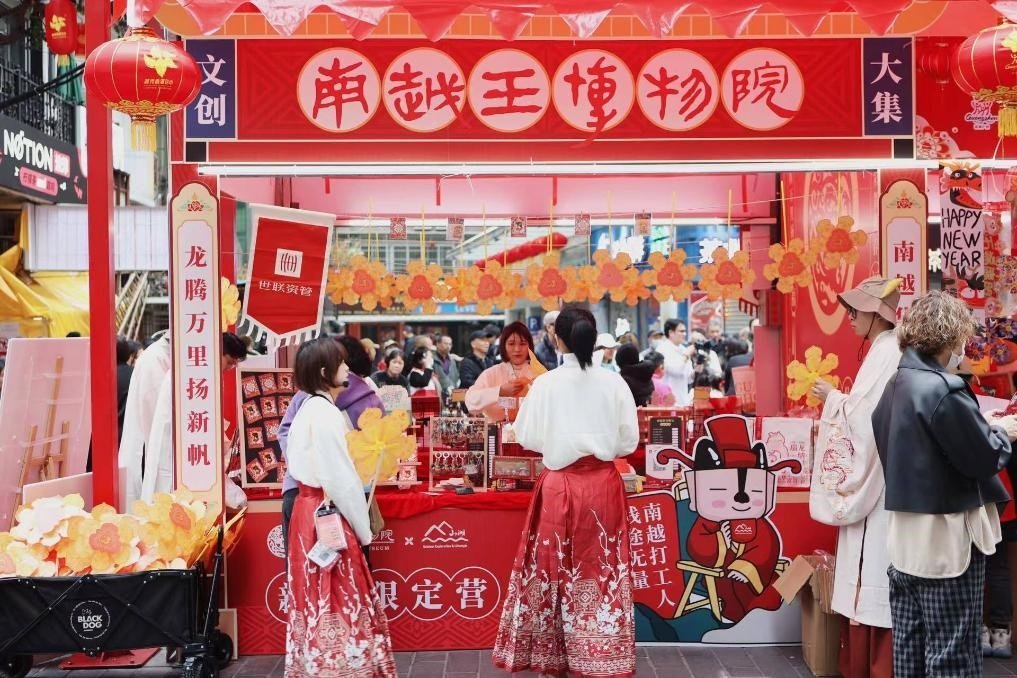 在西湖花市的南越王博物院攤位，文創(chuàng)與花市的跨界融合吸引了不少市民游客駐足。（南越王博物院供圖）