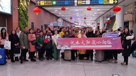 2月11日，一批馬來西亞游客抵達沈陽桃仙國際機場。新華社發(fā)