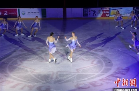當(dāng)?shù)貢r(shí)間2月17日晚，青少年冰上春晚在加拿大多倫多舉行。圖為曾獲加拿大全國冠軍的一支青少年花滑隊(duì)進(jìn)行集體自由滑表演。 中新社記者 余瑞冬 攝