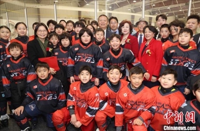 當(dāng)?shù)貢r(shí)間2月17日晚，青少年冰上春晚在加拿大多倫多舉行。圖為中國駐多倫多總領(lǐng)事羅偉東和主辦方代表、與會(huì)嘉賓與“未來之星”冰球隊(duì)華裔少年冰球手們合影。 中新社記者 余瑞冬 攝