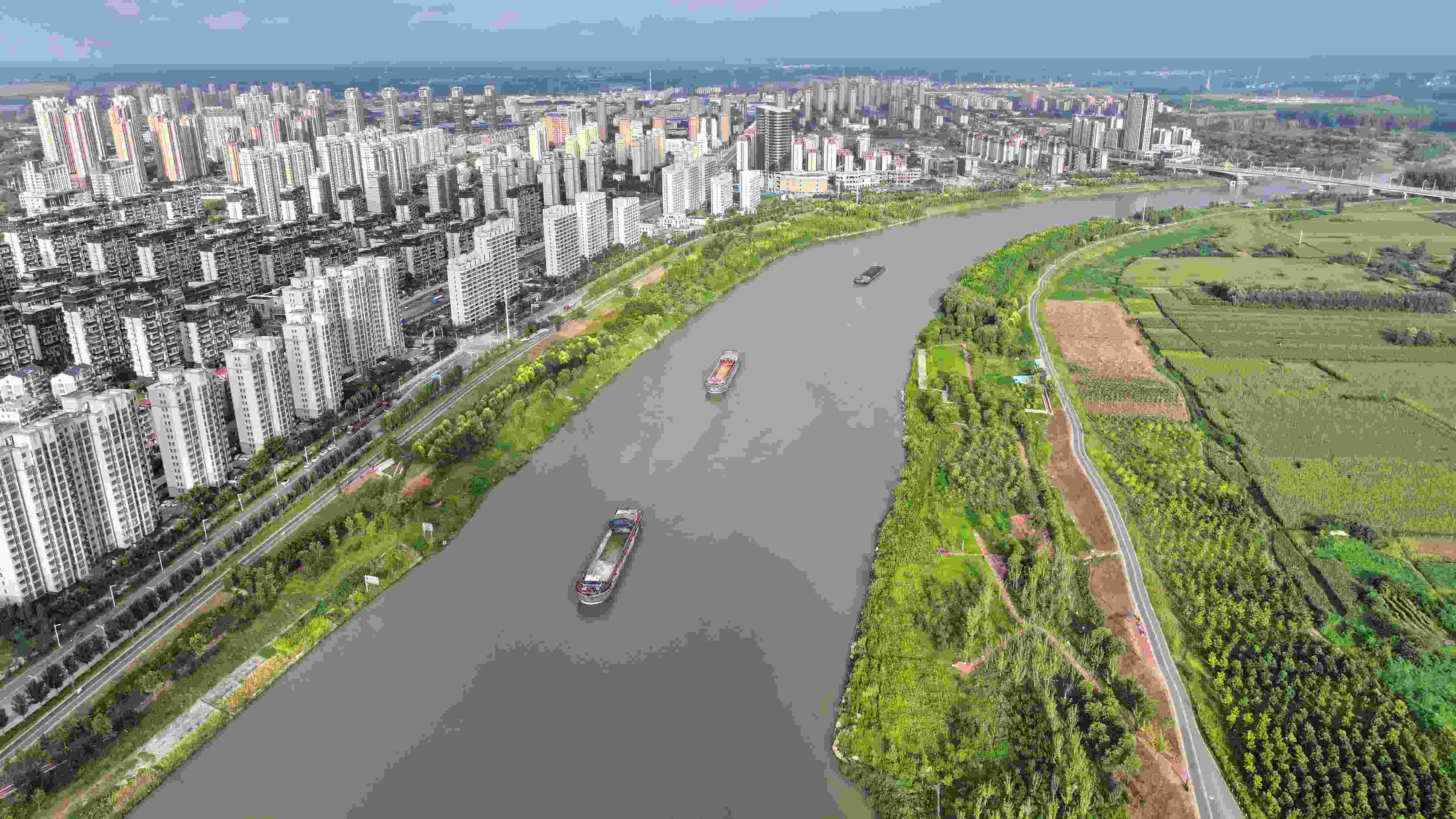 △ 2023年8月21日，安徽阜陽(yáng)，初秋時(shí)節(jié)，界首城市建設(shè)與沙潁河水系、橋梁和綠植相映襯，構(gòu)成一幅生態(tài)宜居的美麗畫(huà)卷。