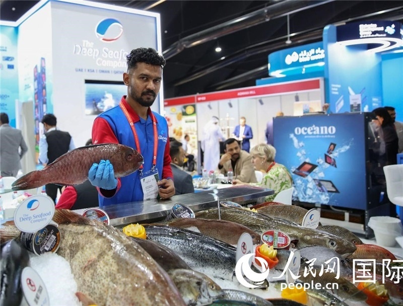 海灣食品展上，一位展商在展示海產(chǎn)品。人民網(wǎng) 塔里克·易卜拉欣攝