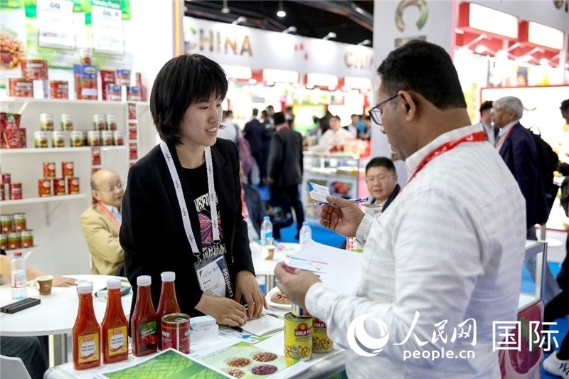 圖為中國(guó)參展企業(yè)代表與采購(gòu)商交流。人民網(wǎng) 塔里克·易卜拉欣攝