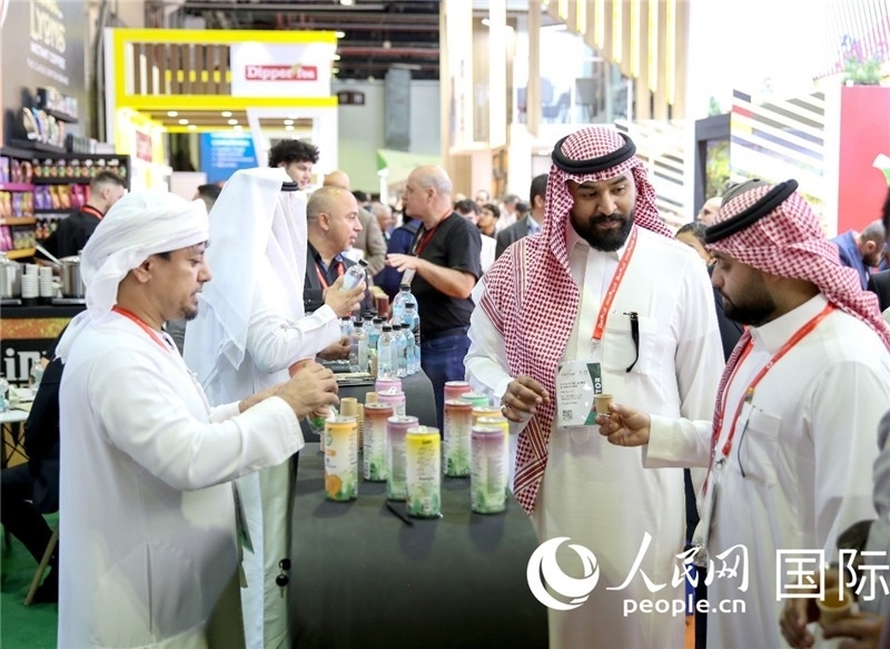 圖為專業(yè)觀眾在海灣食品展飲料展區(qū)參觀。人民網(wǎng) 塔里克·易卜拉欣攝