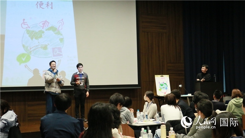 學(xué)生們發(fā)表小組討論成果。人民網(wǎng) 許可攝