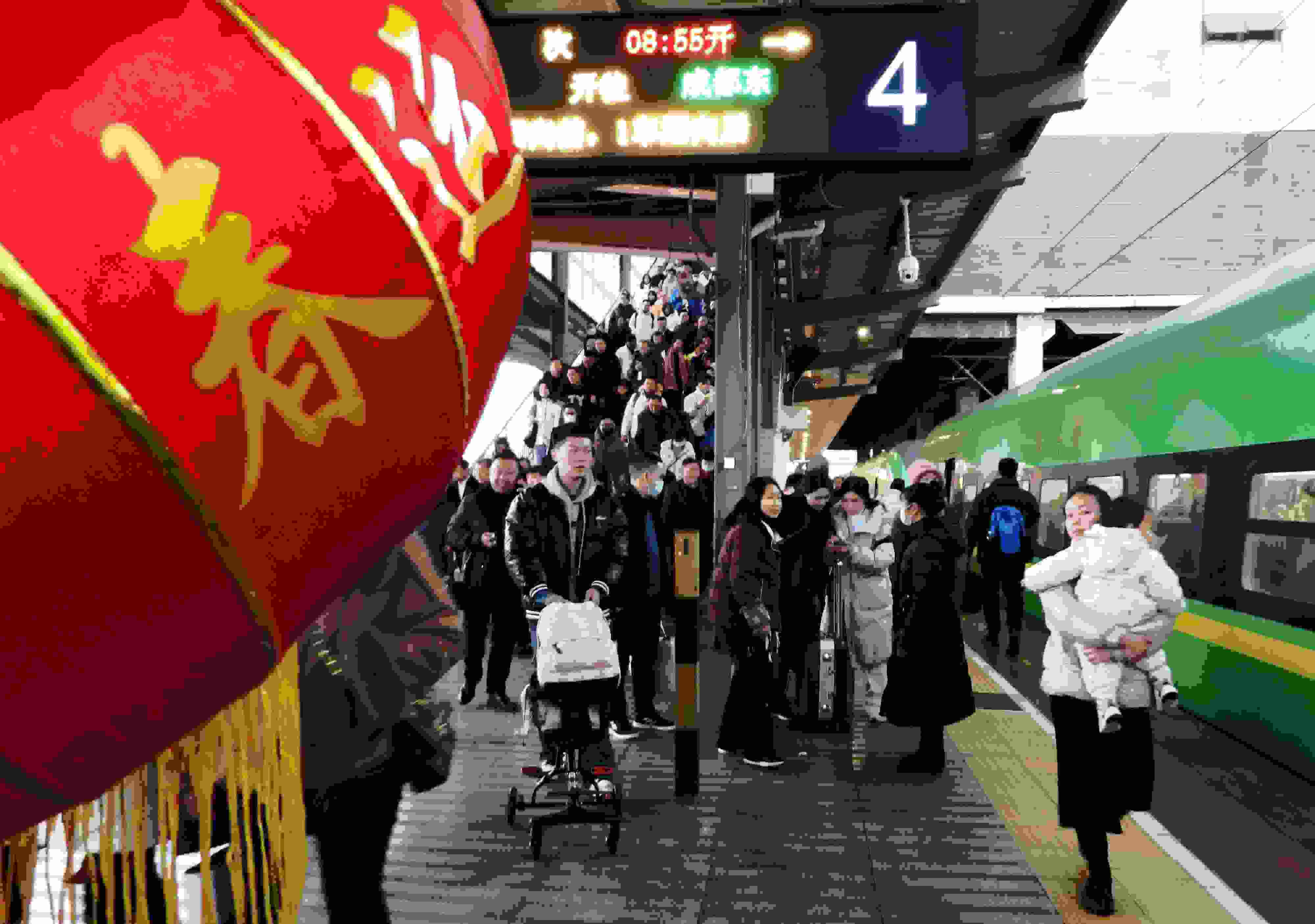 △ 2024年1月26日，四川省達州市車站，準備乘坐“復(fù)興號”動車組列車出行的旅客。