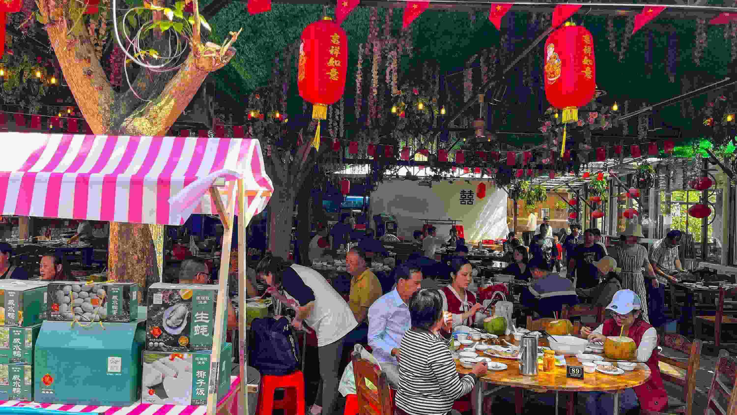 △ 2024年2月17日，春節(jié)假期最后一天，?？卩l(xiāng)村旅游持續(xù)火爆，眾多游客前往漁家樂品嘗特色海鮮和鄉(xiāng)村美食。