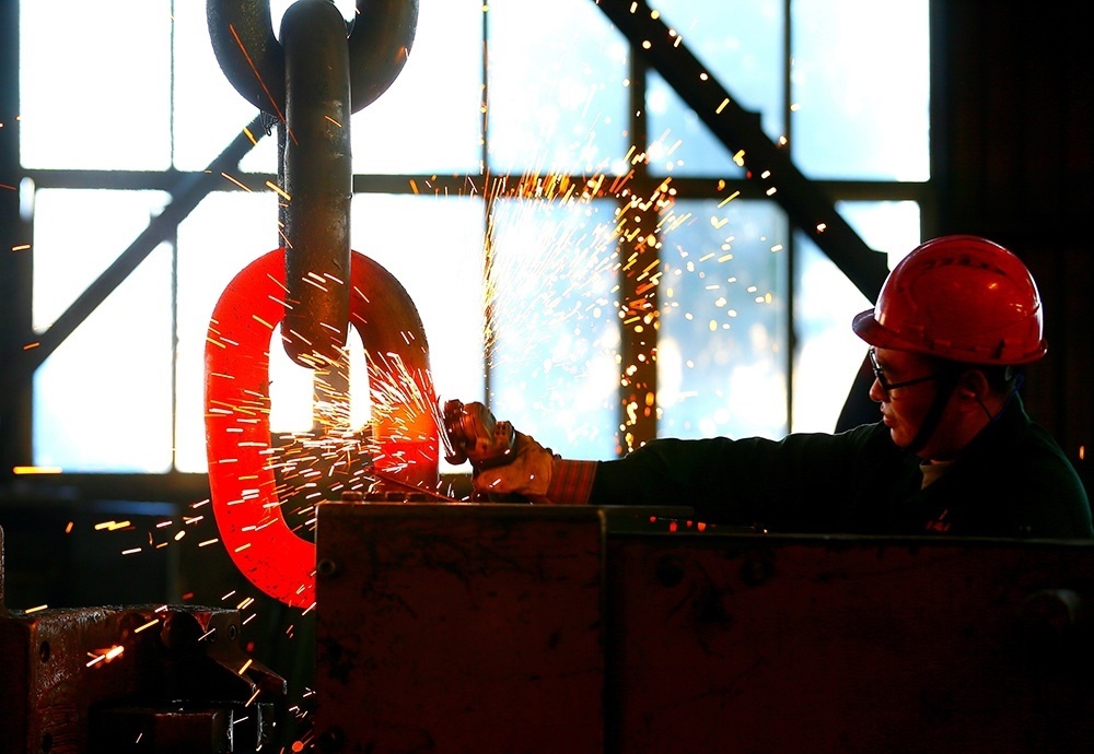 △ 2024年2月17日，青島市，即墨區(qū)靈山街道一家錨鏈企業(yè)，工人正在忙碌。