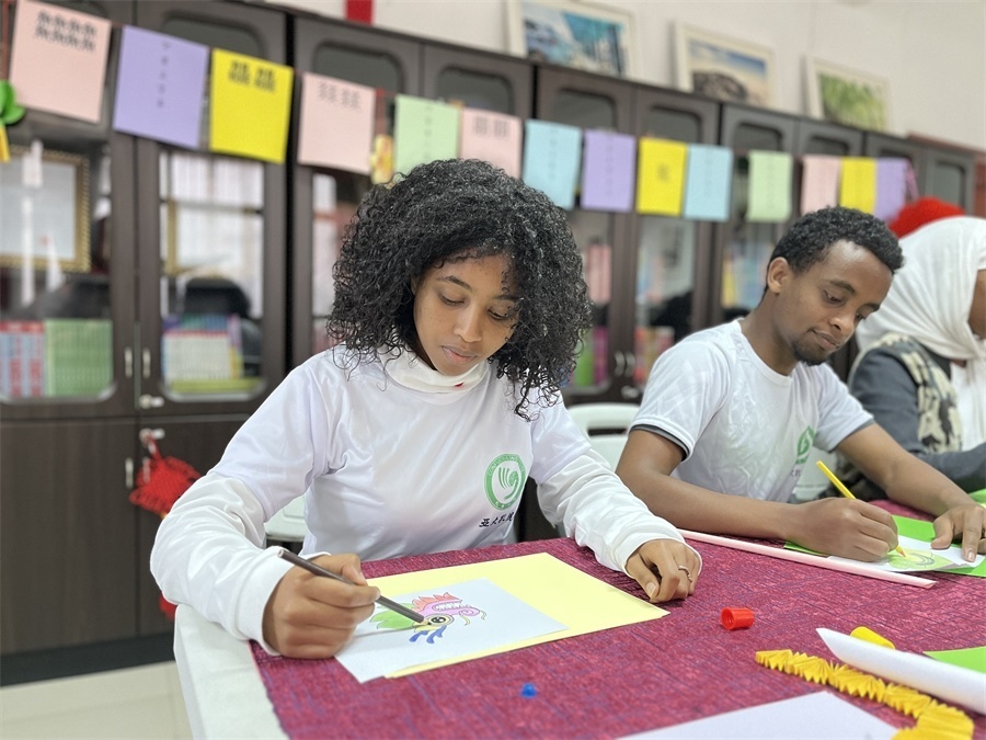 亞的斯亞貝巴大學(xué)孔子學(xué)院“網(wǎng)絡(luò)中國節(jié)·元宵”主題文化體驗活動現(xiàn)場。亞的斯亞貝巴大學(xué)孔子學(xué)院供圖