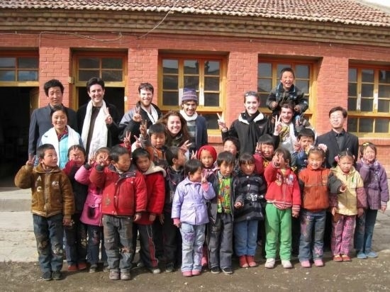 2008年，歐君廷帶領(lǐng)美國(guó)大學(xué)生到甘肅一所村辦小學(xué)訪問(wèn)教課