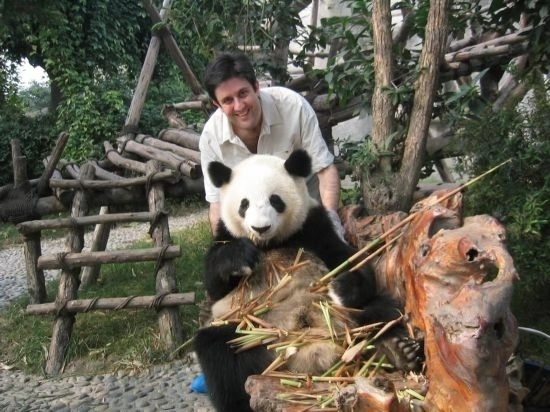 2006年，歐君廷在四川成都和熊貓合影