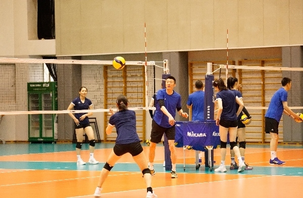 女排隊員在訓(xùn)練中。人民網(wǎng)記者李乃妍攝