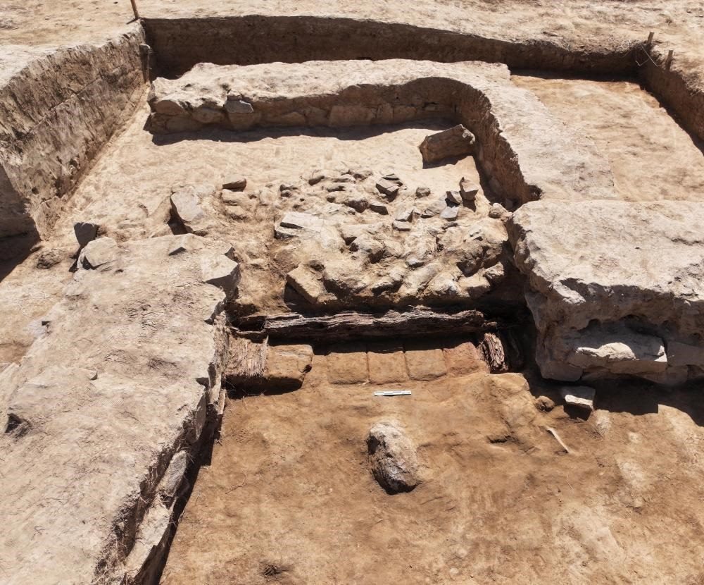 這是都蘭熱水墓群北一區(qū)M37號(“羊圈墓”)祭祀建筑的木質門構。