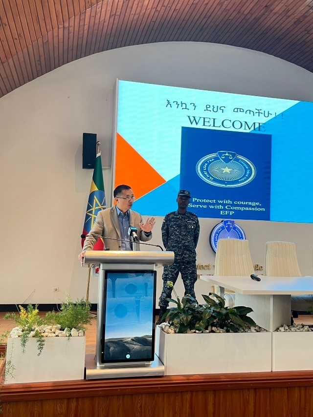 圖為駐埃塞使館首席館員申欽民公參致辭。亞的斯亞貝巴大學(xué)孔子學(xué)院供圖