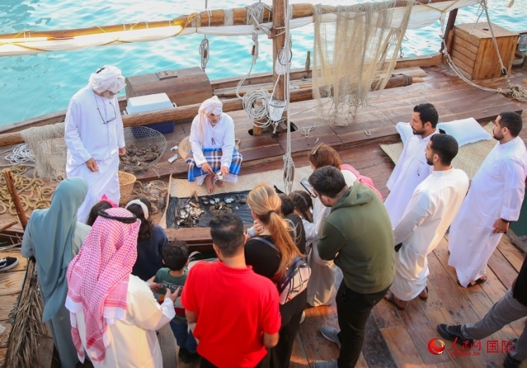 游客了解采珠工作。人民網(wǎng) 塔里克·易卜拉欣攝