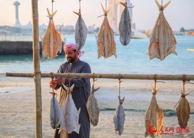  手工藝者展示如何晾曬魚干。人民網(wǎng) 塔里克·易卜拉欣攝