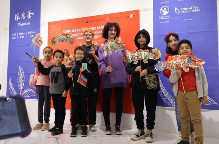 孩子們拿著元宵彩燈合影。拉巴特中國文化中心供圖