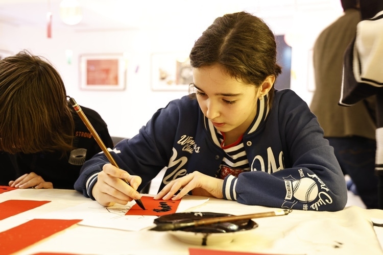 羅馬尼亞小朋友書寫毛筆字。中國(guó)文化中心供圖