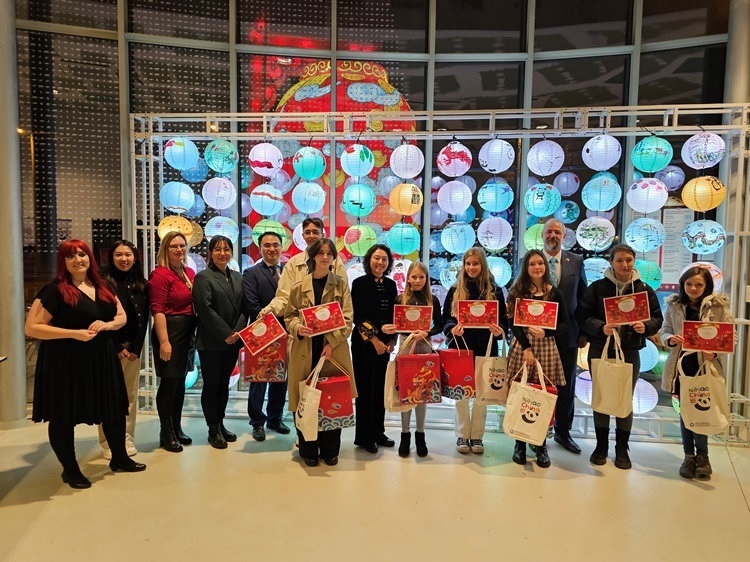 獲獎(jiǎng)學(xué)生合影。翟朝暉攝