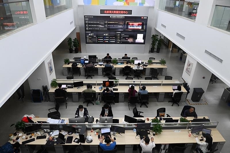 2023年12月12日，中國－東盟信息港股份有限公司員工在工作中。