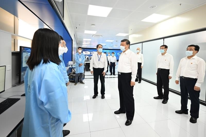 2023年7月6日，習(xí)近平總書記在江蘇南京市考察紫金山實驗室時，同科研人員親切交流。