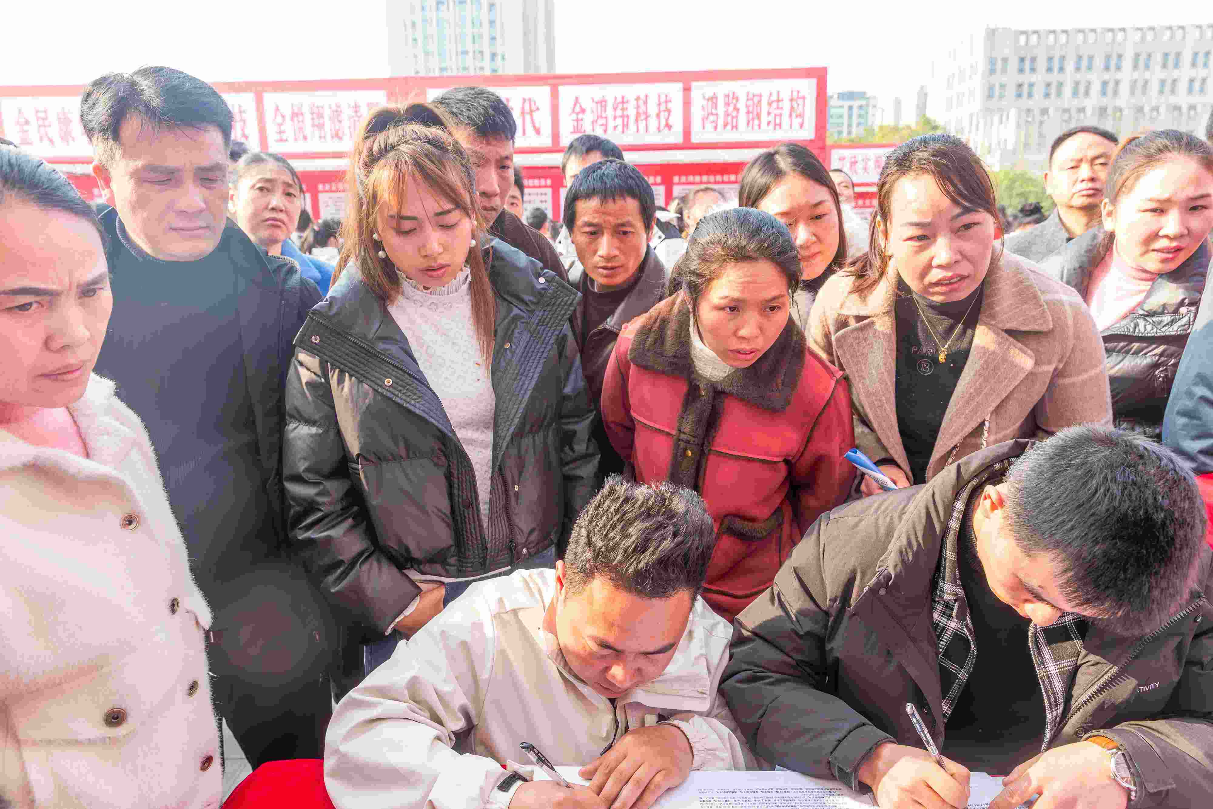 △ 2024年2月19日，重慶市南川區(qū)舉辦2024“春風(fēng)行動(dòng)”招聘會(huì)，為企業(yè)和求職者牽線搭橋，助力務(wù)工人員返崗就業(yè)、企業(yè)復(fù)產(chǎn)復(fù)工。