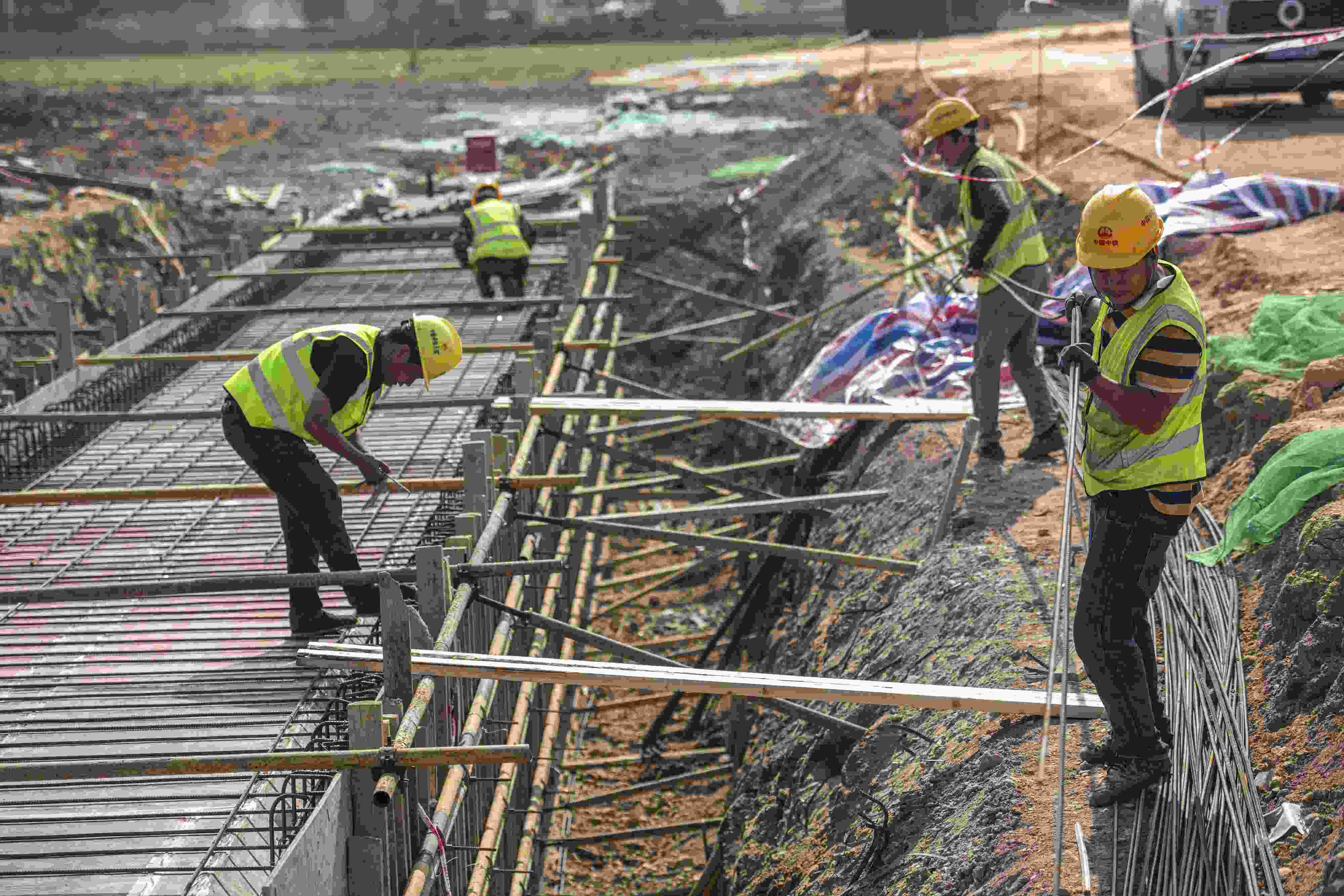 △ 2024年2月20日，海南省瓊海市，工程機(jī)械在博鰲樂城國(guó)際醫(yī)療旅游先行區(qū)康健路上加緊施工。