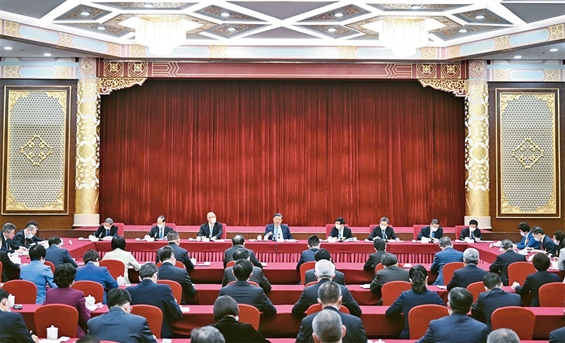 2023年3月6日，中共中央總書記、國(guó)家主席、中央軍委主席習(xí)近平看望參加全國(guó)政協(xié)十四屆一次會(huì)議的民建、工商聯(lián)界委員，并參加聯(lián)組會(huì)，聽取意見和建議。中共中央政治局常委、全國(guó)政協(xié)十四屆一次會(huì)議主席團(tuán)會(huì)議主持人王滬寧，中共中央政治局常委蔡奇、丁薛祥參加看望和討論。 新華社記者 謝環(huán)馳/攝