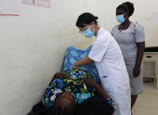 2023年2月27日，在塞拉利昂首都弗里敦，一名中國(guó)醫(yī)療隊(duì)的醫(yī)生正在為患者檢查身體。