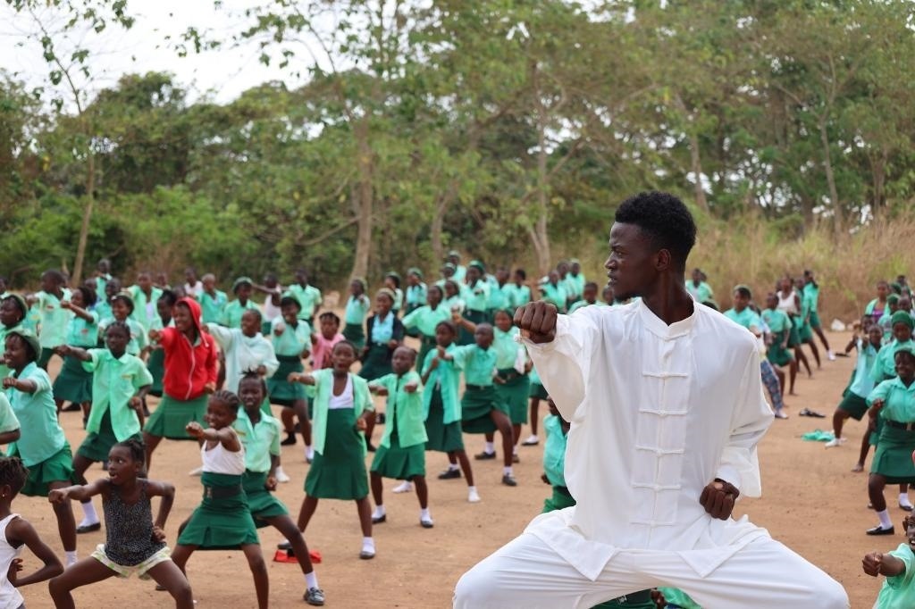 2月20日，在塞拉利昂首都弗里敦，當(dāng)?shù)貙W(xué)生在上武術(shù)課。
