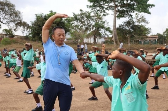 2月20日，在塞拉利昂首都弗里敦，來(lái)自塞拉利昂大學(xué)孔子學(xué)院的武術(shù)教師劉偉在為當(dāng)?shù)貙W(xué)生上武術(shù)課。