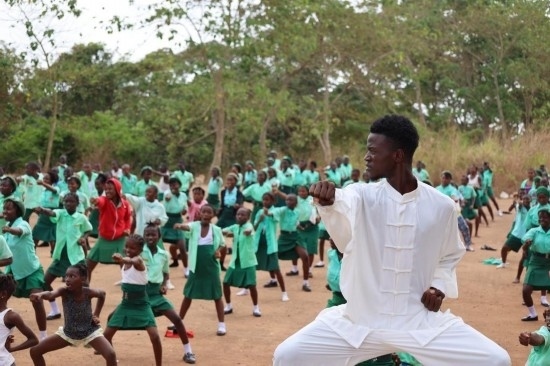 2月20日，在塞拉利昂首都弗里敦，當(dāng)?shù)貙W(xué)生在上武術(shù)課。