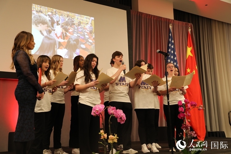 馬斯卡廷中學的學生們還深情演唱了表現(xiàn)中美兩國人民友誼的歌曲《情緣留住永恒的記憶》。 人民網(wǎng)記者 李志偉攝