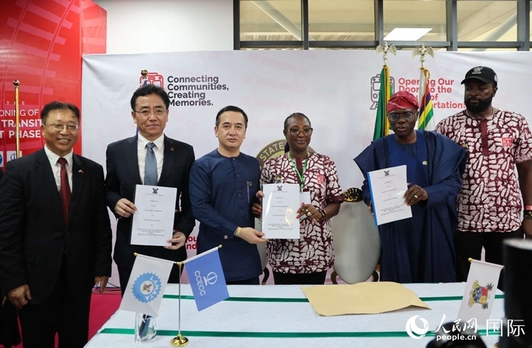 中國土木尼日利亞公司執(zhí)行董事張志臣（左三）與桑沃-奧盧（右二）分別代表雙方簽署了項(xiàng)目二期合同。閆玉娟攝