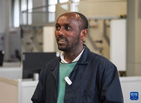 2月15日，在亞的斯亞貝巴的埃塞俄比亞聯(lián)邦職業(yè)技術(shù)培訓(xùn)學(xué)院，魯班工坊當(dāng)?shù)亟處熂s納斯·阿凱萊（中文名艾友涵）接受新華社采訪。