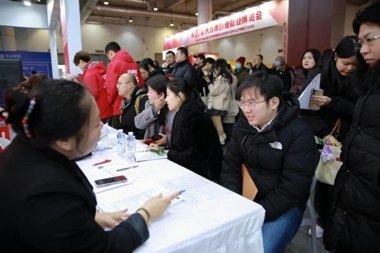 求職者與用人單位溝通交流。新華社記者 張博群 攝