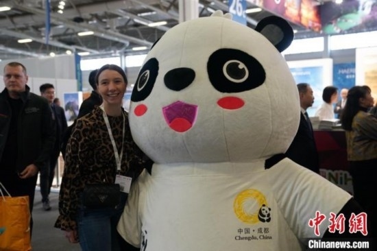 3月5日，2024年柏林國(guó)際旅游交易會(huì)(ITB)在柏林會(huì)展中心拉開(kāi)帷幕。以“你好！中國(guó)”為主題的中國(guó)展區(qū)當(dāng)日亮相展會(huì)。圖為觀眾與大熊貓人偶合影。中新社記者 馬秀秀 攝
