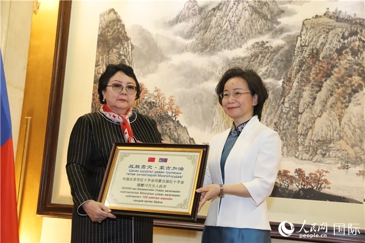 沈大使向?qū)殑跔柆敚ㄗ螅┟貢L(zhǎng)轉(zhuǎn)交捐款。人民網(wǎng)記者 霍文攝