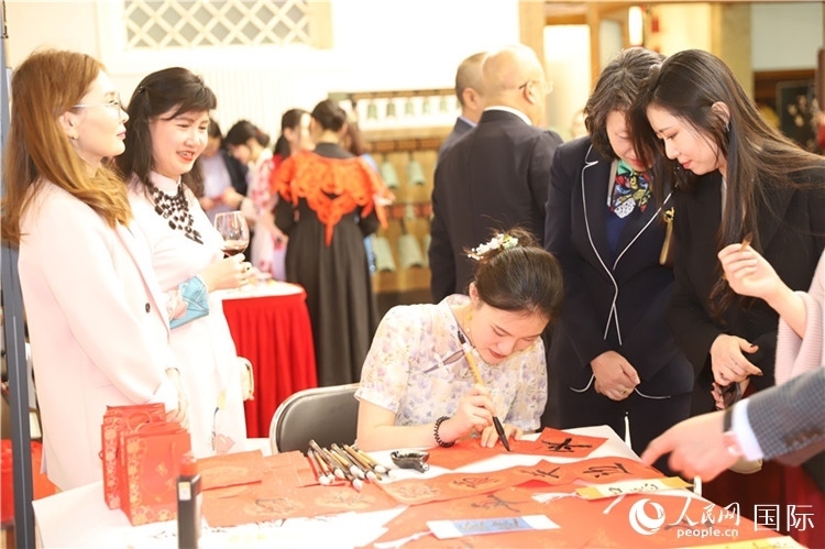 現(xiàn)場(chǎng)書法體驗(yàn)。人民網(wǎng)記者 霍文攝