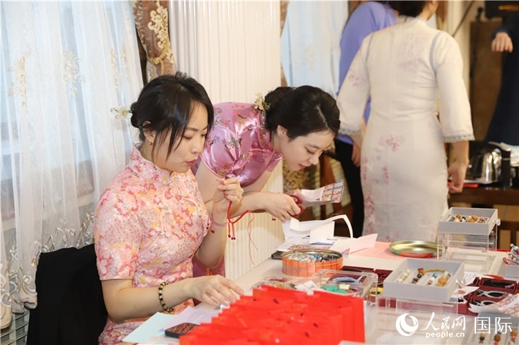 孔院教師展示剪紙。人民網(wǎng)記者 霍文攝