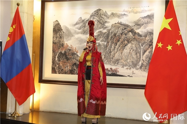 呼麥演唱。人民網(wǎng)記者 霍文攝