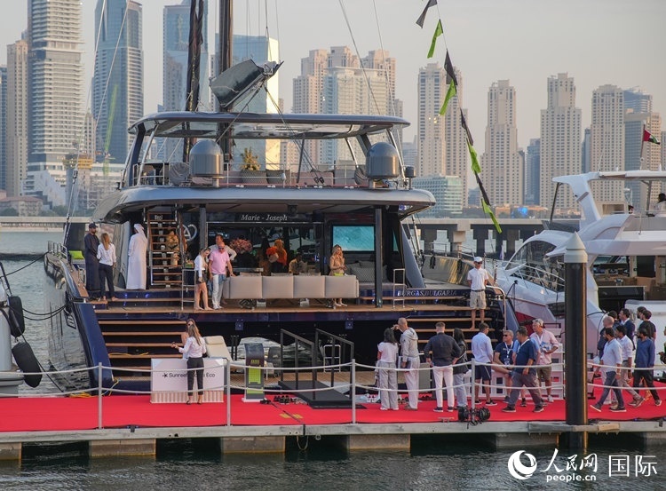 觀眾在參觀游艇。人民網(wǎng) 塔里克·易卜拉欣攝