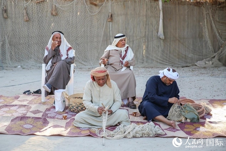 漁民演示制作漁網(wǎng)。人民網(wǎng) 塔里克·易卜拉欣攝