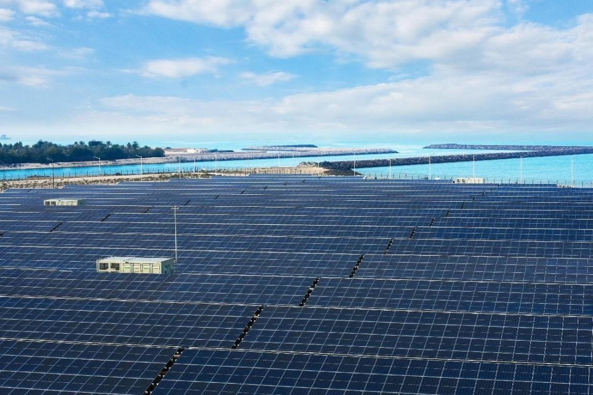 項目廣泛采用光伏補償發(fā)電系統(tǒng)，降低能源消耗。山東電建三公司供圖