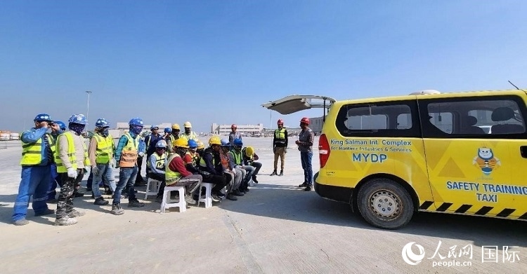 安全宣講出租車在現(xiàn)場(chǎng)播放安全視頻。人民網(wǎng)記者 管克江攝