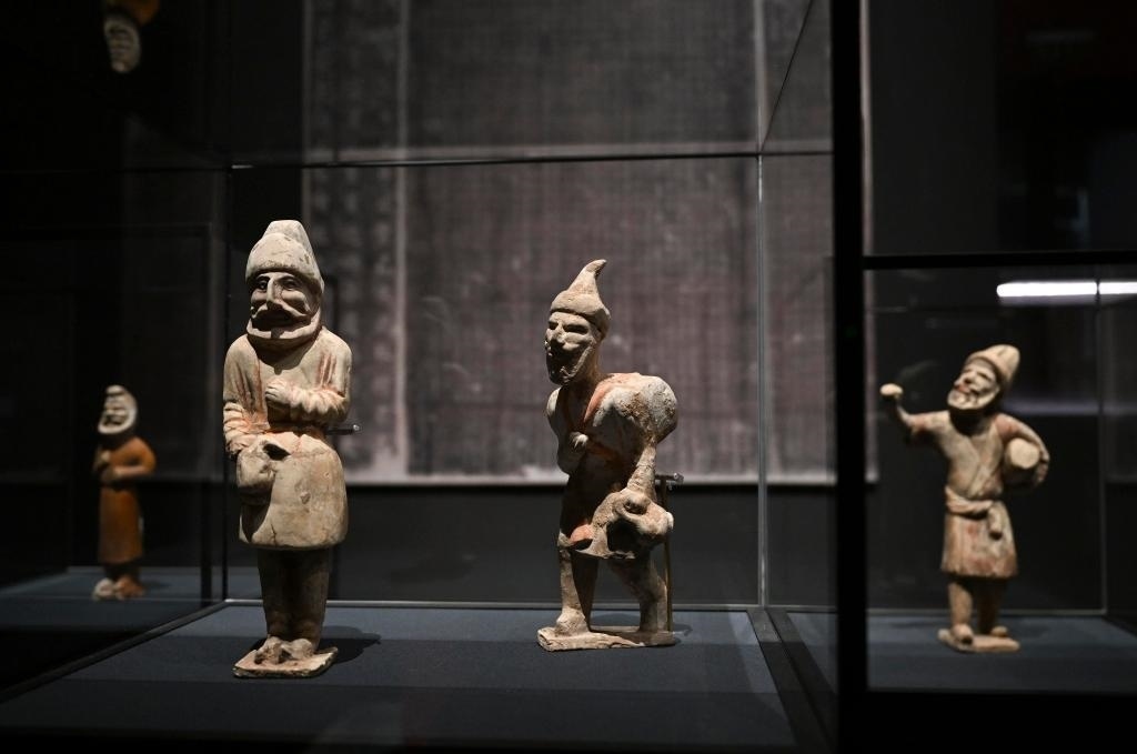 “歷史之遇——中國與西亞古代文明交流展”于1月12日至4月11日在故宮午門正殿展廳舉行。這是展出的陶彩繪人俑（1月10日攝）。新華社記者金良快攝